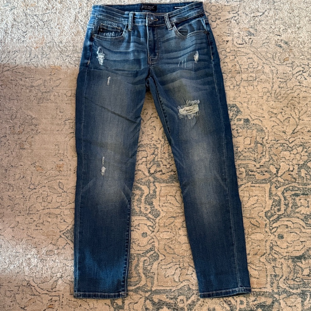 Judy Blue Medium Wash Distressed Straight Leg Jeans